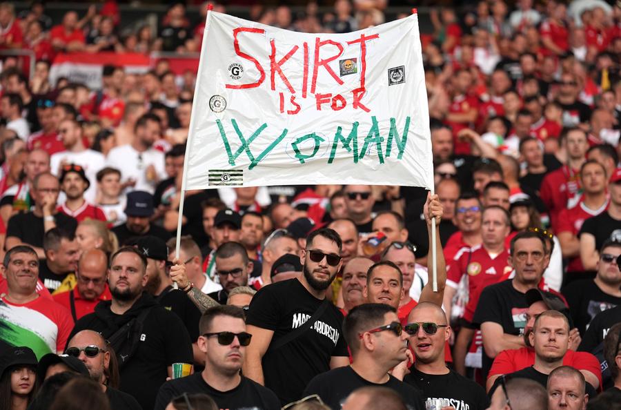 „Fusta este pentru femei” a fost mesajul pe care fanii Ungariei l-au afișat Pe perfuzii în mijlocul suporterilor maghiari » Imaginea serii vine din Stuttgart: 10 detalii observate pe stadion la Scoția - Ungaria