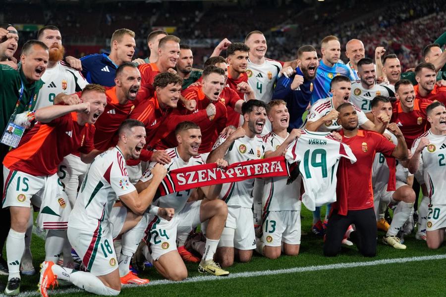 Toată echipa Ungariei a sărbătorit dramaticul succes cu Scoția afișând tricoul lui Barabas Varga Momente dramatice la Stuttgart » În lacrimi, jucătorii Ungariei au luat targa și au grăbit medicii! Varga, scos de pe teren cu un paravan din pături. Are fractură de pomete și comoție