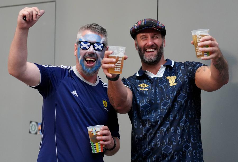 Mii de litri de bere s-au vândut la stadion Pe perfuzii în mijlocul suporterilor maghiari » Imaginea serii vine din Stuttgart: 10 detalii observate pe stadion la Scoția - Ungaria