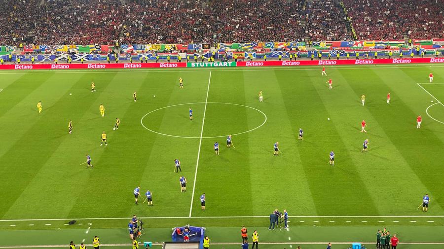 Pe perfuzii în mijlocul suporterilor maghiari » Imaginea serii vine din Stuttgart: 10 detalii observate pe stadion la Scoția - Ungaria