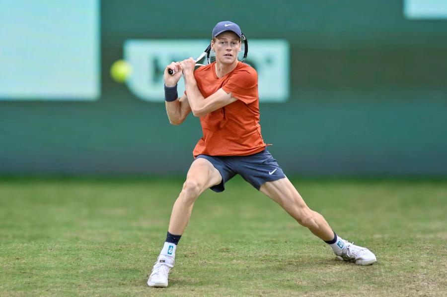 Jannik Sinner pe iarba de la Halle Foto: Imago Jannik Sinner și Anna Kalinskaya, iubita lui, au disputat finale pe iarbă în aceeași zi » Doar unul dintre ei a câștigat