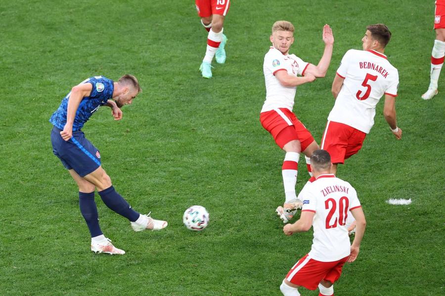 Golul lui Milan Skriniar de 2-1 a fost decisiv în partida contra Poloniei de la Euro 2020 / Foto: Imago Coincidențe incredibile față de Euro 2020, cu Slovacia în prim plan. Și atunci avea nevoie de un egal în ultima etapă ca să se califice în „optimi”. Ce s-a întâmplat