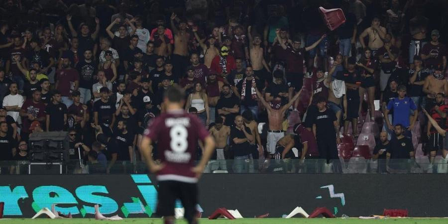 Pe gazon pot fi văzute mai multe scaune aruncate din tribună Baraj abandonat la Salerno! Fanii au aruncat cu scaune, fumigene și petarde » Sampdoria rămâne în Serie B