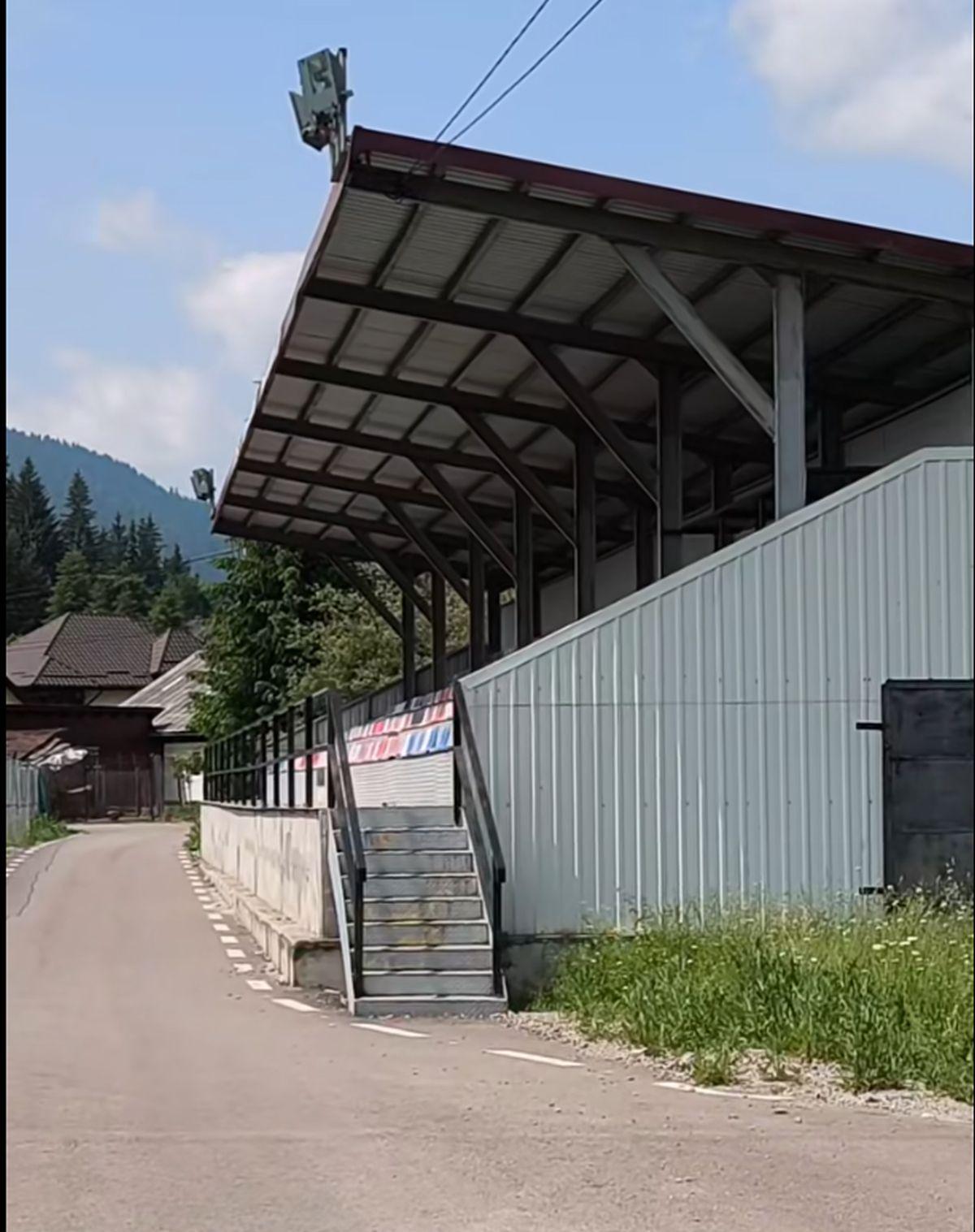 Cum arată acum stadionul din Pojorâta: decor feeric, gazon invadat de buruieni
