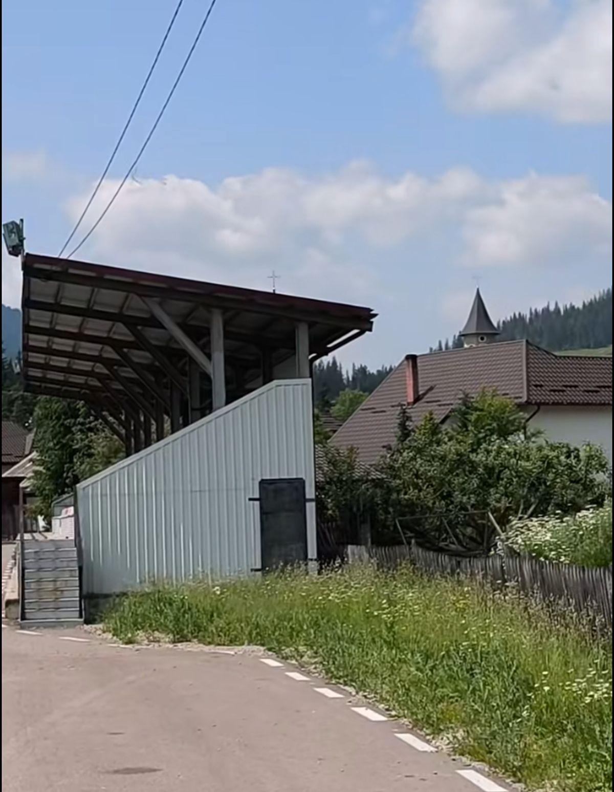 Cum arată acum stadionul din Pojorâta: decor feeric, gazon invadat de buruieni