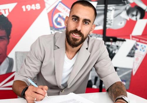 Charalampos Kyriakou e începând de astăzi „câine” cu acte în regulă / Sursă foto: Facebook@ Dinamo București