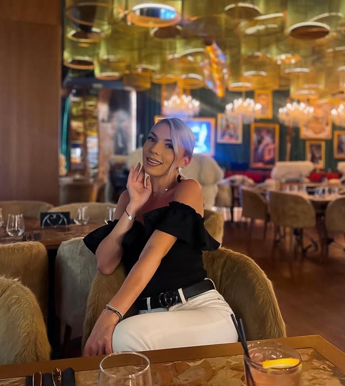 Bernadette Szocs s-a relaxat la piscină: „Sărutată de soare”