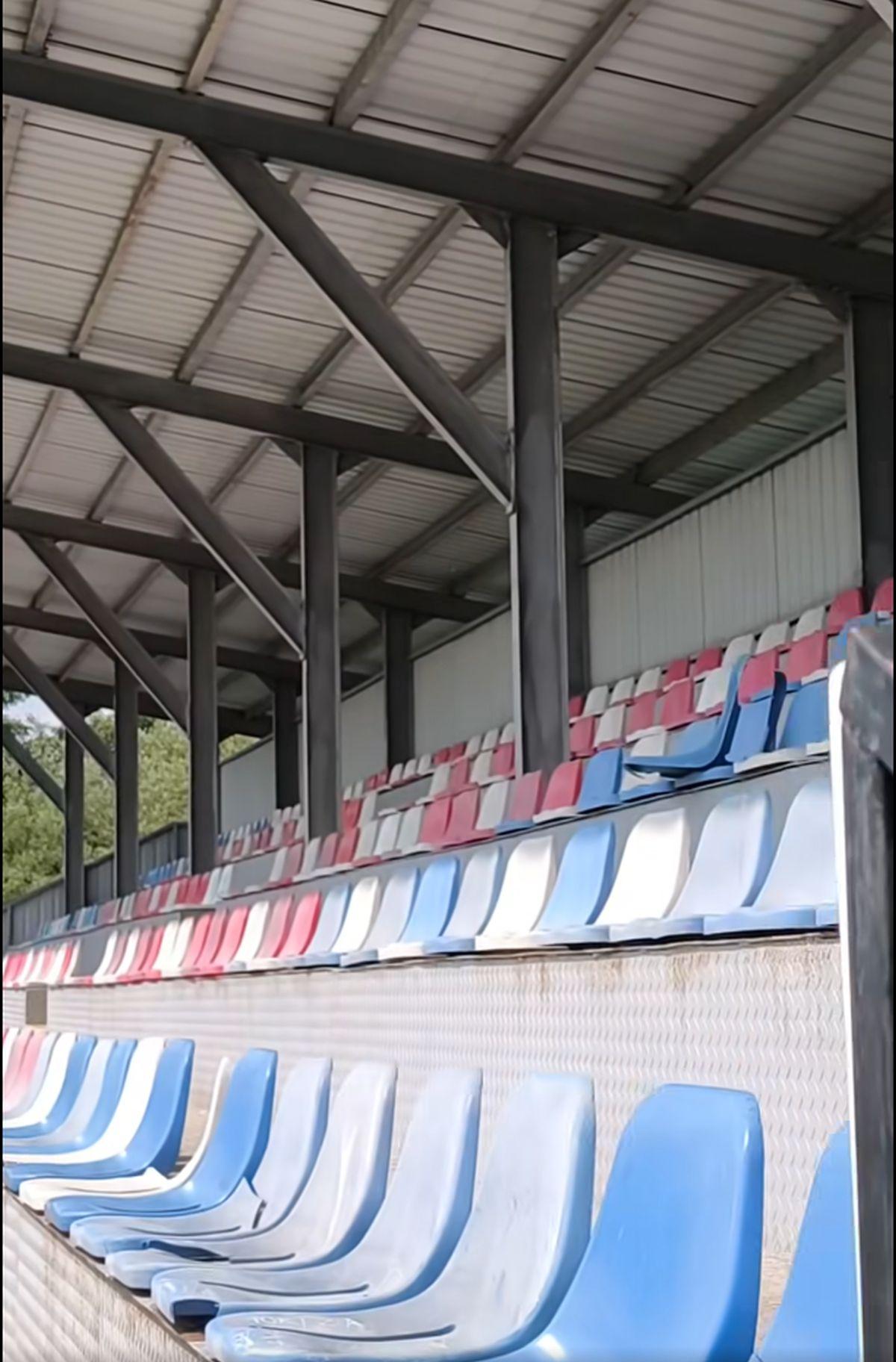 Cum arată azi stadionul din România unde Rapid suferea un eșec istoric în 2015 » Decorul e feeric, buruienile sunt cât vestiarul