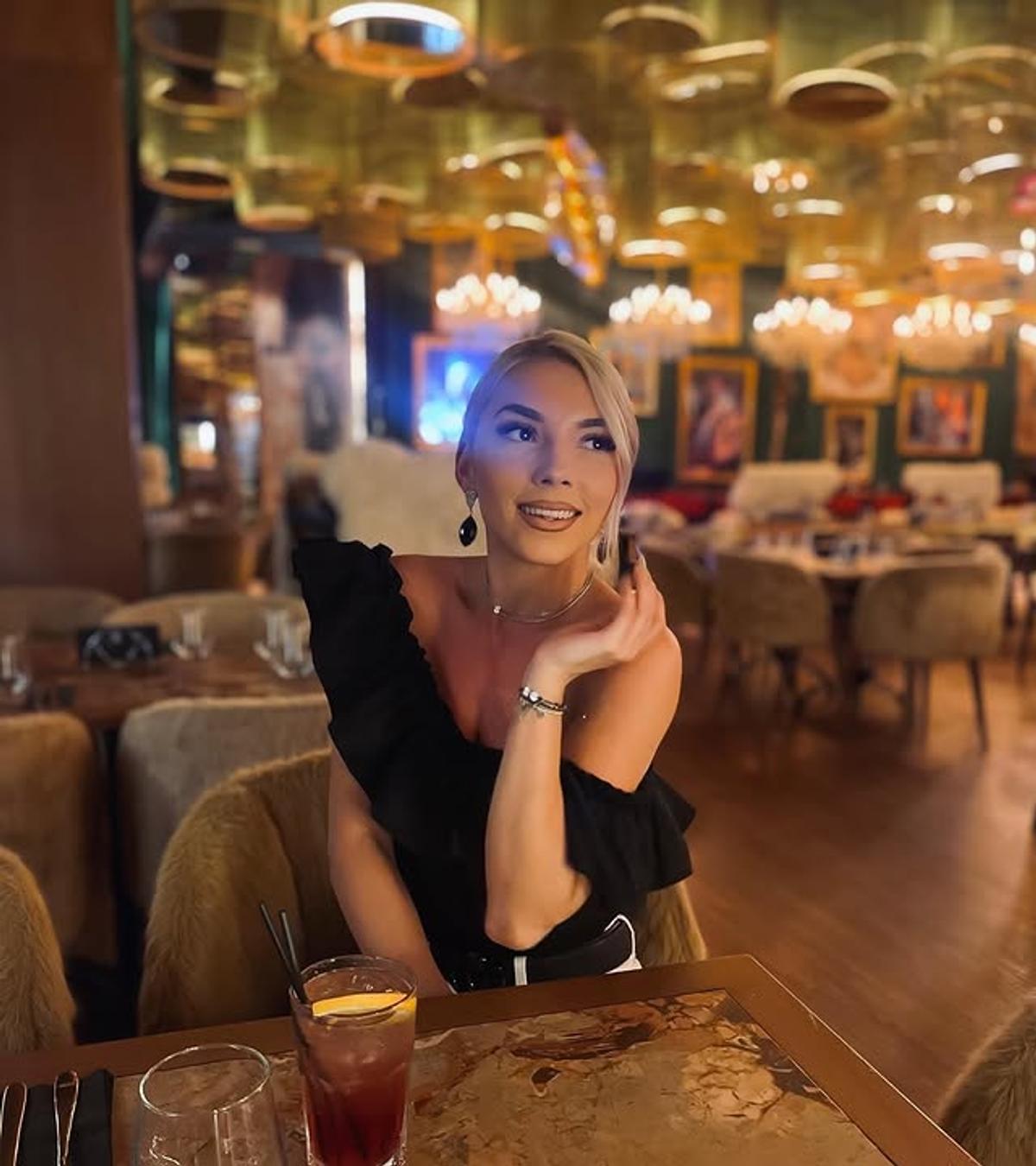 Bernadette Szocs s-a relaxat la piscină: „Sărutată de soare”