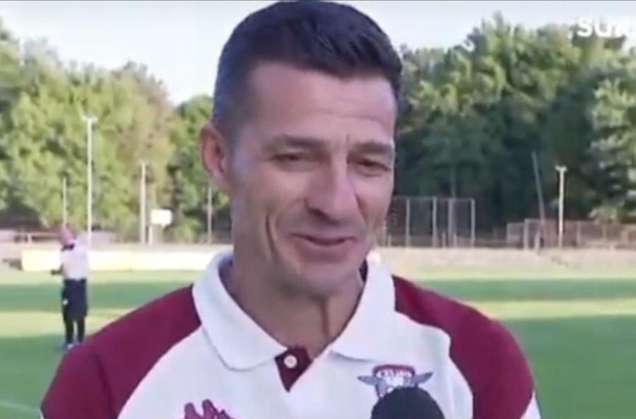 Zâmbetul jenat al lui Costel Gâlcă, în momentul în care rostește fraza incriminată de rapidiști Declarația neinspirată a lui Gâlcă i-a înfuriat pe rapidiști: „Ce-ai vrut să spui? Ți se pare amuzant?! Ai greșit clubul!”