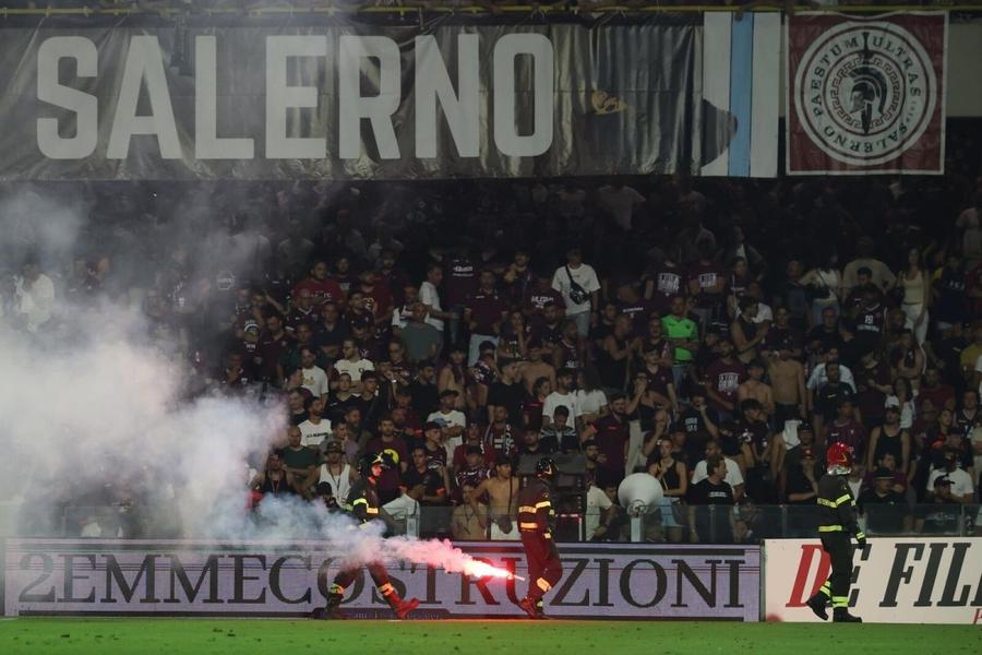 Forțele de ordine culeg petardele aruncate pe gazon de fani Baraj abandonat la Salerno! Fanii au aruncat cu scaune, fumigene și petarde » Sampdoria rămâne în Serie B