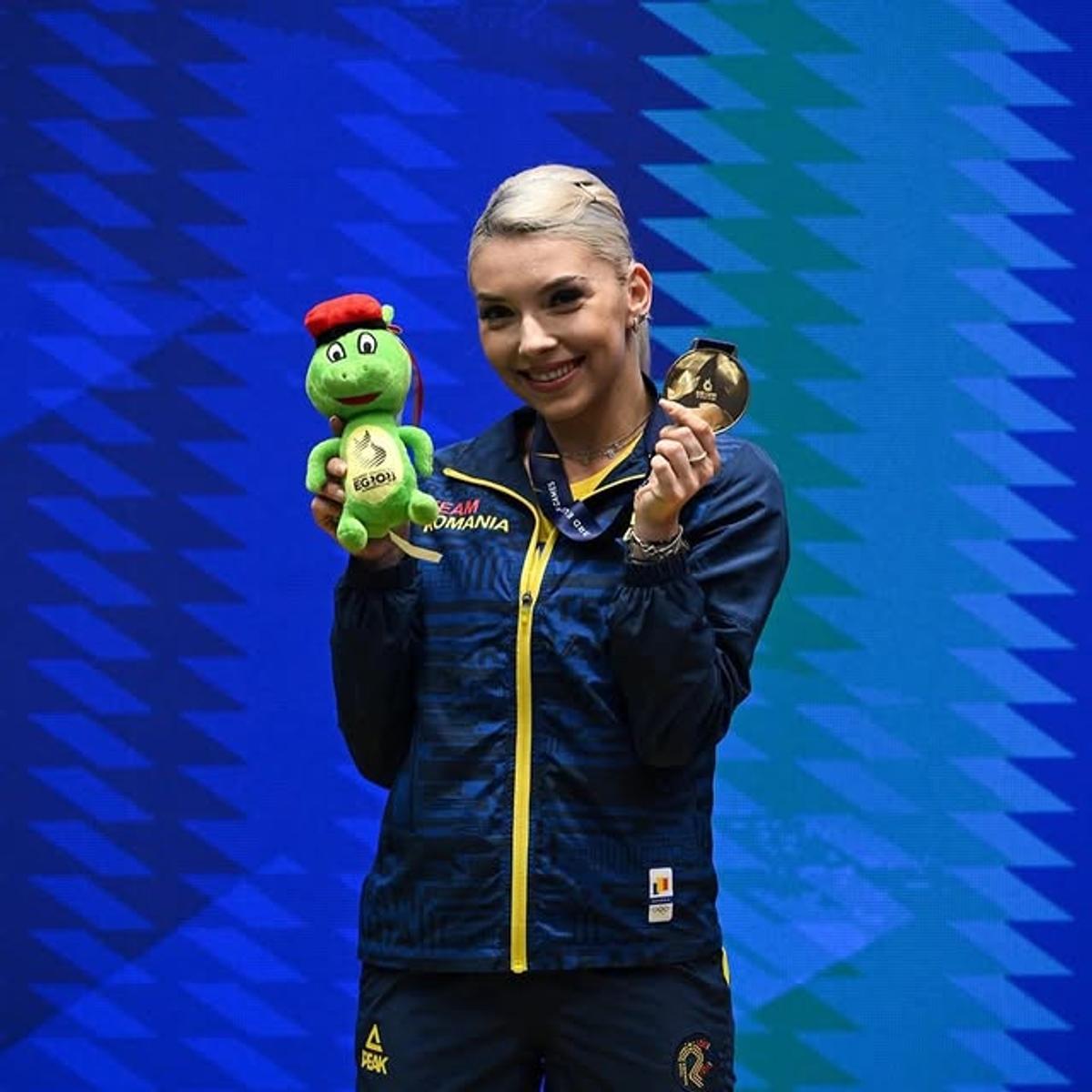 Bernadette Szocs s-a relaxat la piscină: „Sărutată de soare”