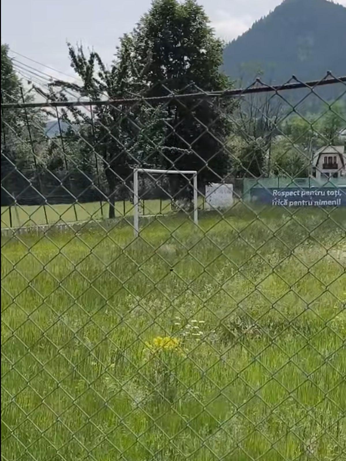 Cum arată azi stadionul din România unde Rapid suferea un eșec istoric în 2015 » Decorul e feeric, buruienile sunt cât vestiarul