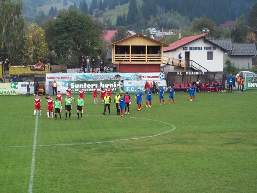 Stadionul din Pojorâta în 2015 Cum arată azi stadionul din România unde Rapid suferea un eșec istoric în 2015 » Decorul e feeric, buruienile sunt cât vestiarul
