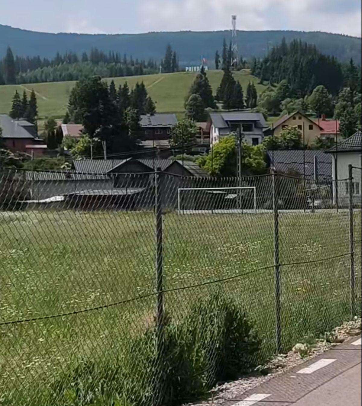 Cum arată azi stadionul din România unde Rapid suferea un eșec istoric în 2015 » Decorul e feeric, buruienile sunt cât vestiarul