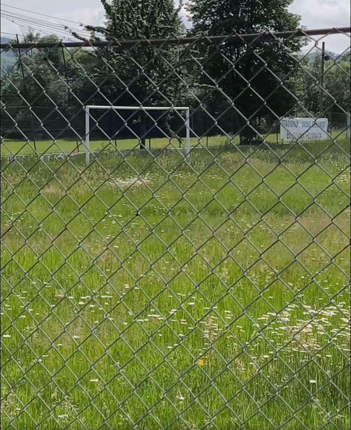 Cum arată azi stadionul din România unde Rapid suferea un eșec istoric în 2015 » Decorul e feeric, buruienile sunt cât vestiarul