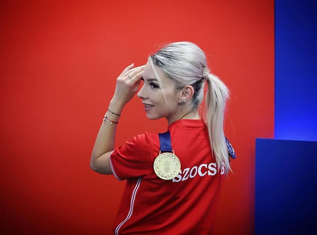 Bernadette Szocs s-a relaxat la piscină: „Sărutată de soare”