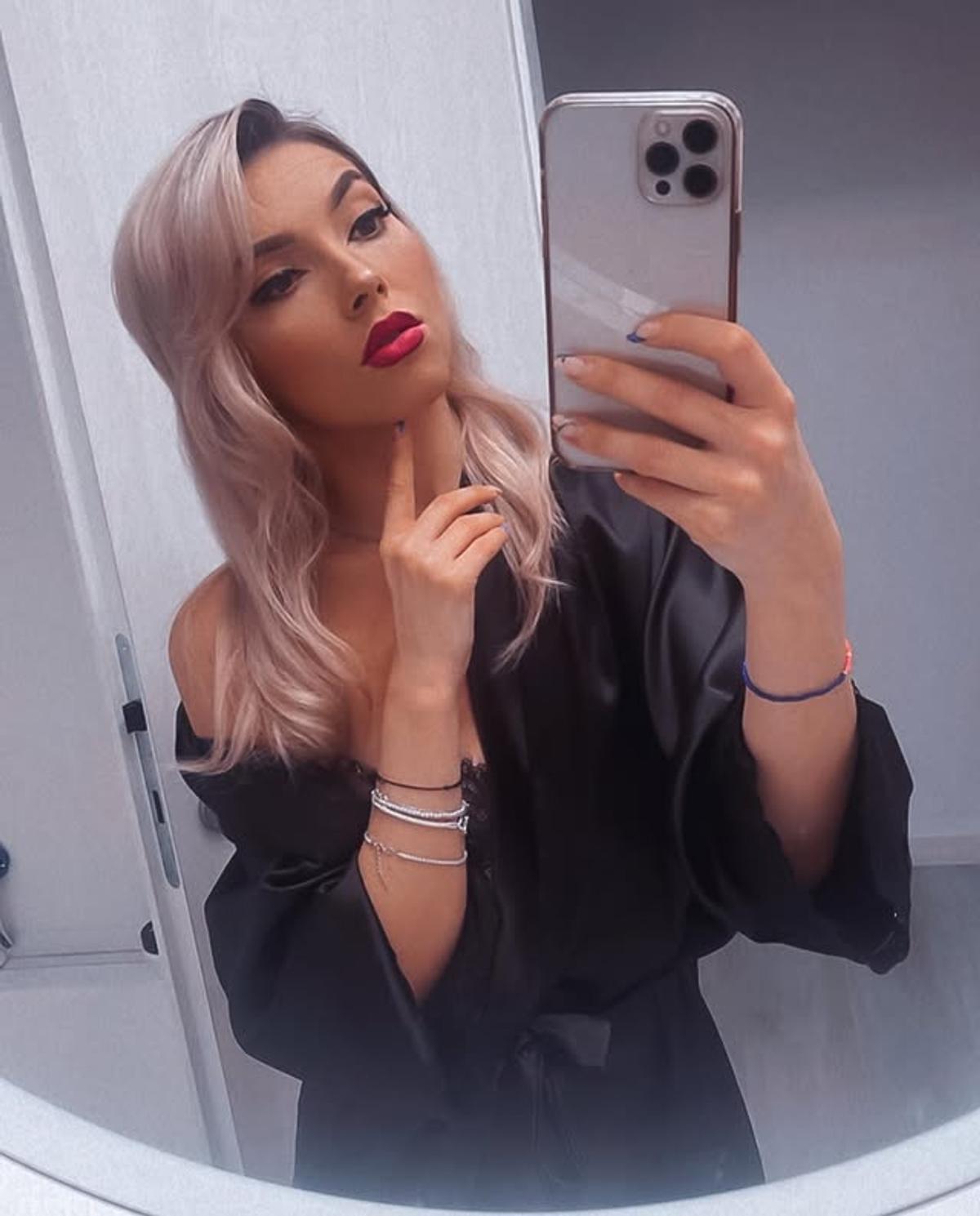 Bernadette Szocs s-a relaxat la piscină: „Sărutată de soare”