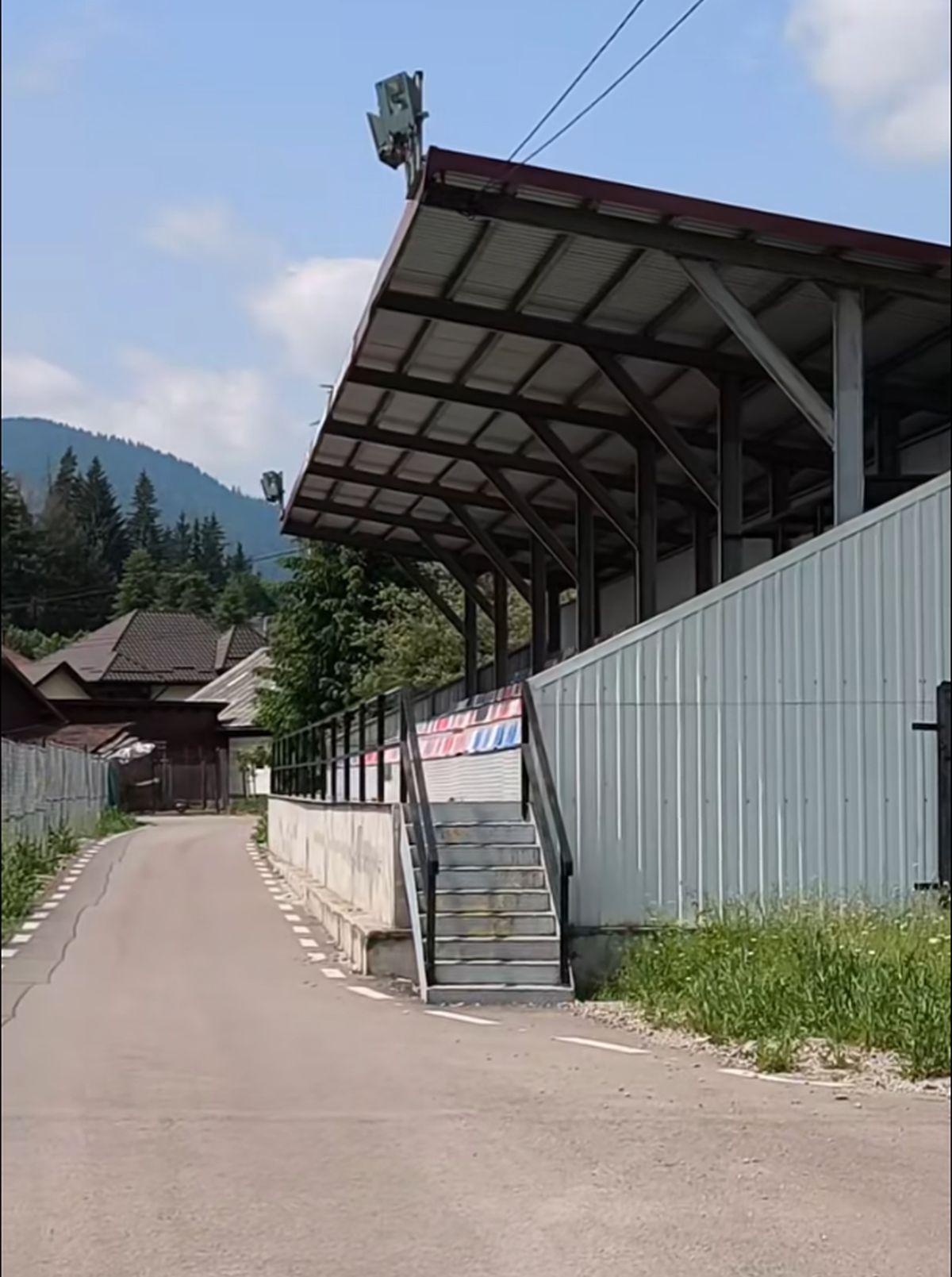 Cum arată acum stadionul din Pojorâta: decor feeric, gazon invadat de buruieni