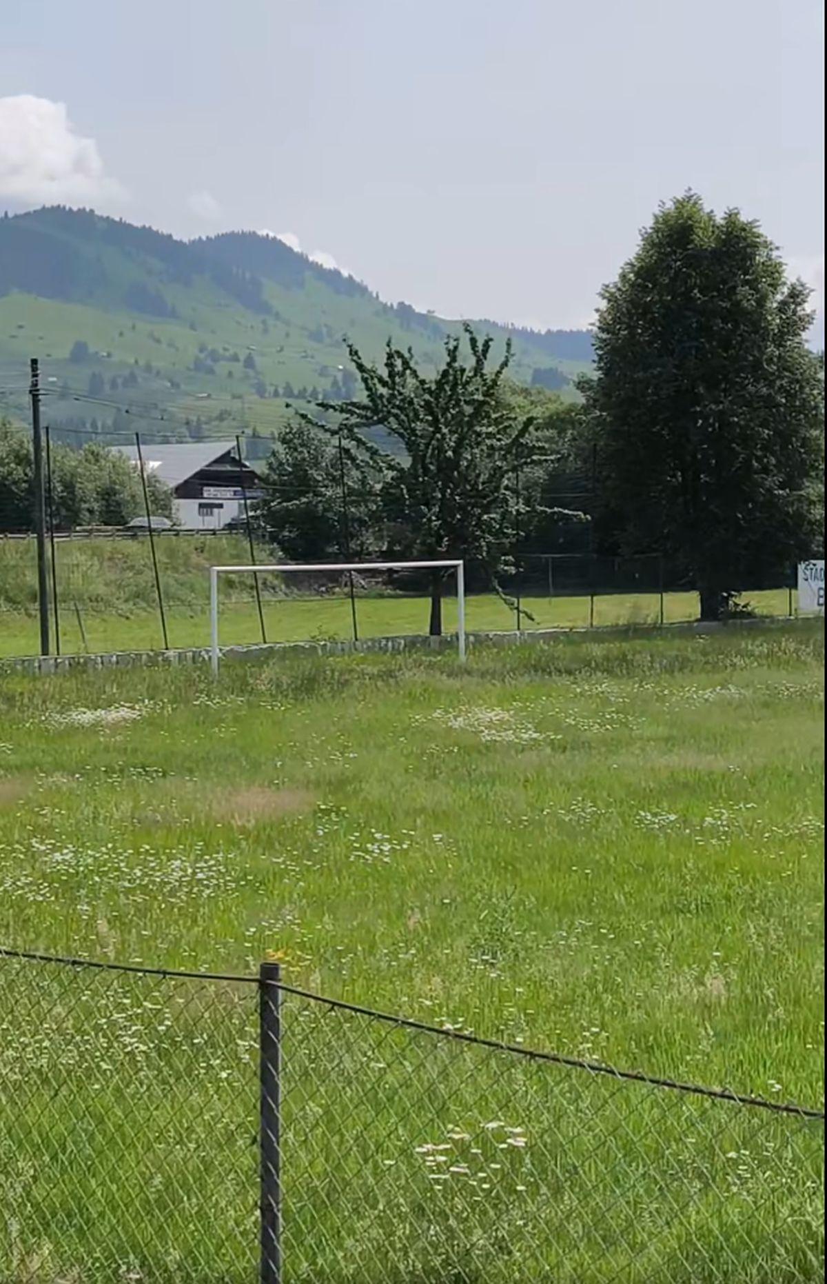 Cum arată azi stadionul din România unde Rapid suferea un eșec istoric în 2015 » Decorul e feeric, buruienile sunt cât vestiarul