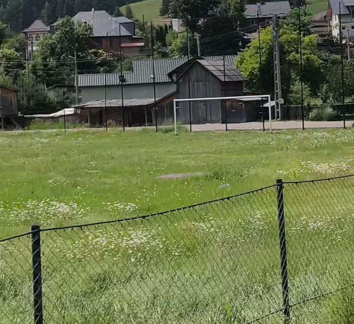 Cum arată acum stadionul din Pojorâta: decor feeric, gazon invadat de buruieni