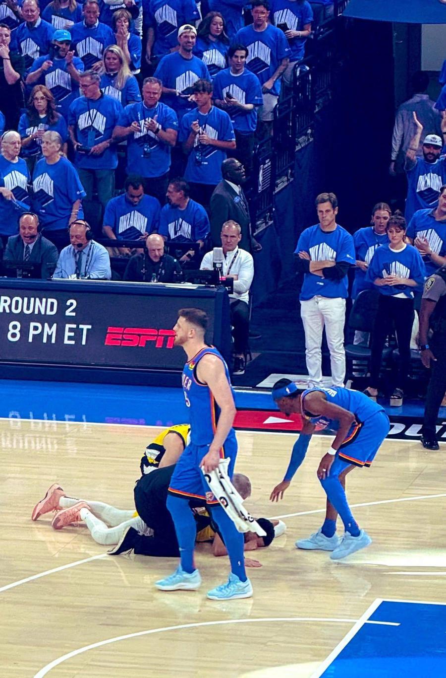 Tyrese Haliburton, accidentat în timpul meciului 7 din finala NBA contra Oklahoma City Thunder. Lecție de fair-play în finala NBA » Shai Gilgeous-Alexander, despre accidentarea lui Tyrese Haliburton: „Mi se rupe inima, mă rog pentru el”