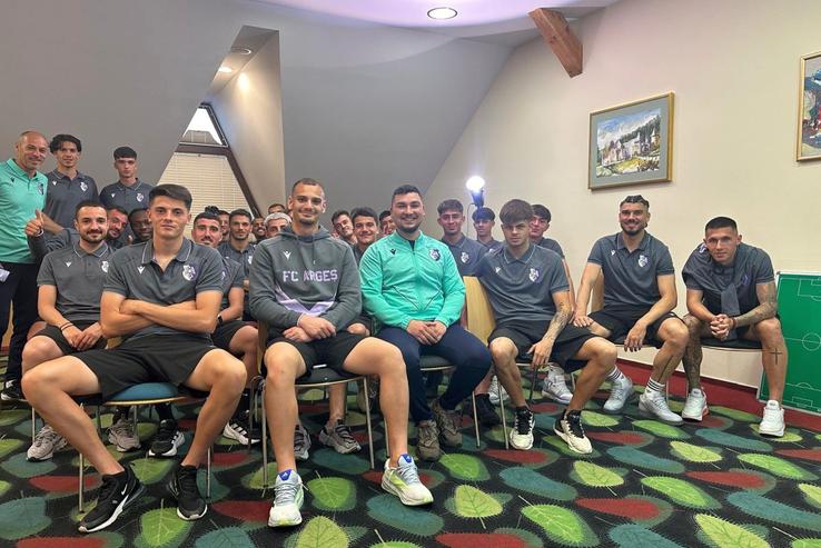 Cursul de comunicare pe care jucătorii lui FC Argeș l-au efectuat în cantonament. Alexandru Fieraru, în bluză verde, în primul rând / Sursă foto: Facebook@ FC Argeș