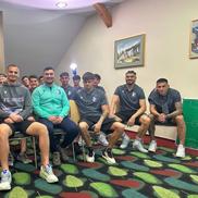 Cursul de comunicare pe care jucătorii lui FC Argeș l-au efectuat în cantonament. Alexandru Fieraru, în bluză verde, în primul rând / Sursă foto: Facebook@ FC Argeș