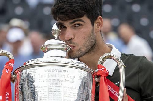 Carlos Alcaraz l-a egalat pe Rafael Nadal la trofeele câștigte pe iarbă la doar 22 de ani. Foto: Imago