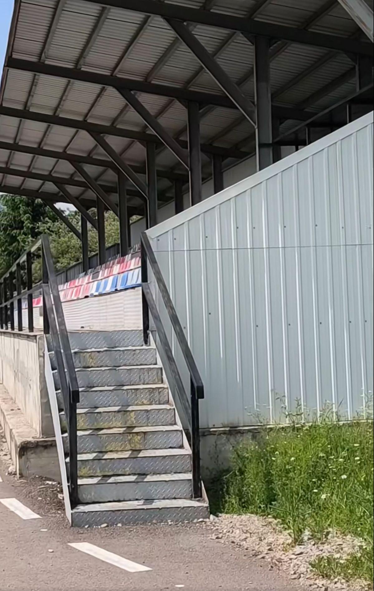 Cum arată azi stadionul din România unde Rapid suferea un eșec istoric în 2015 » Decorul e feeric, buruienile sunt cât vestiarul