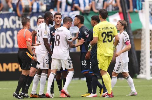 Antonio Rudiger și Gustavo Cabral se ciondănesc pe gazon / Foto: Imago