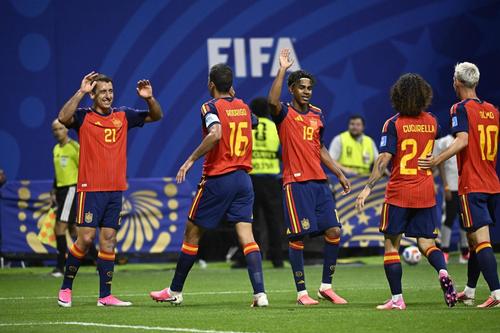 Marc Cucurella și coechipierii din naționala Spaniei bat palma după 4-0 cu Arabia Saudită / Foto: Imago