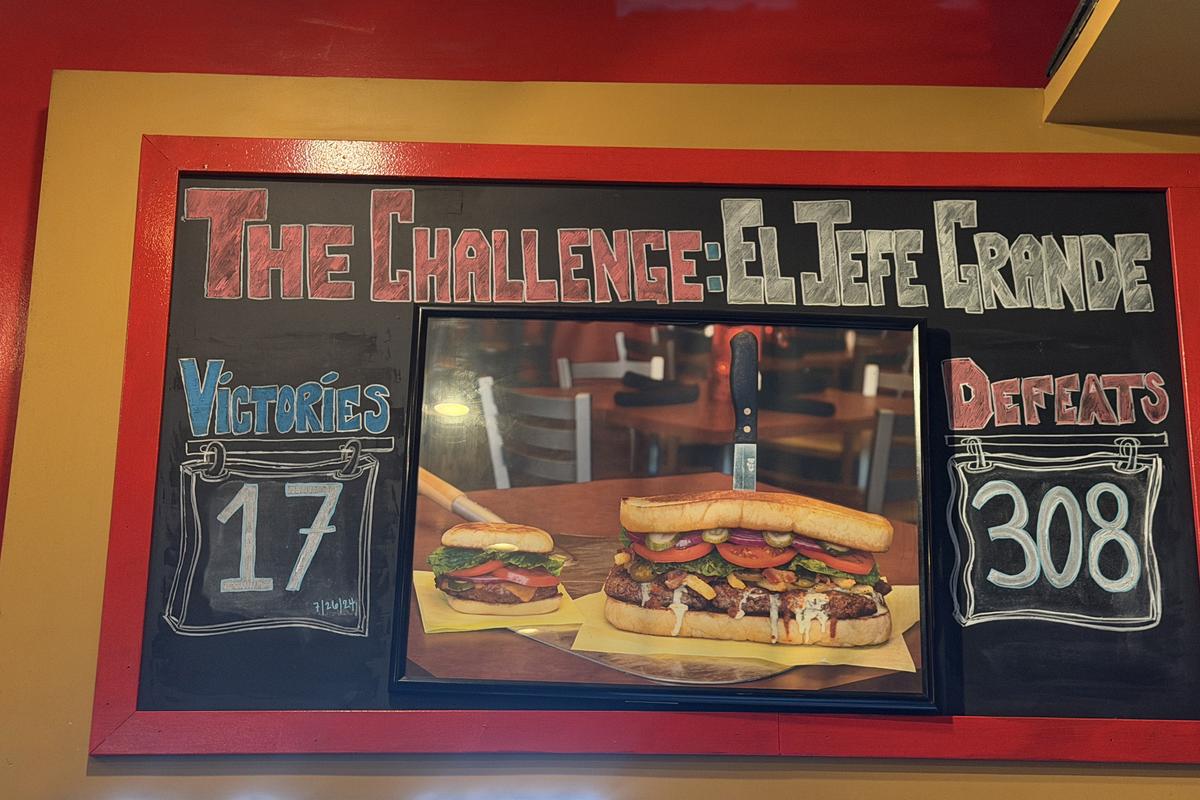 „Aveți o oră! E interzis să mergeți afară sau la baie” » Am mers în Dallas să „înfruntăm” burgerul-monstru de 3 kilograme. Iată cine a învins!