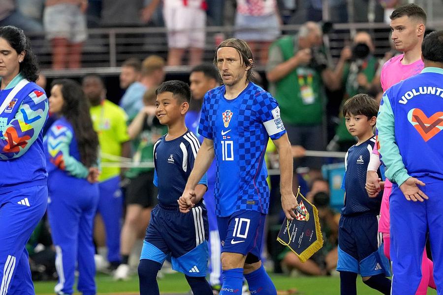 Luka Modric, înainte de primul meci de la această ediție // foto: Imago Images Luka Modric a fost convins să semneze