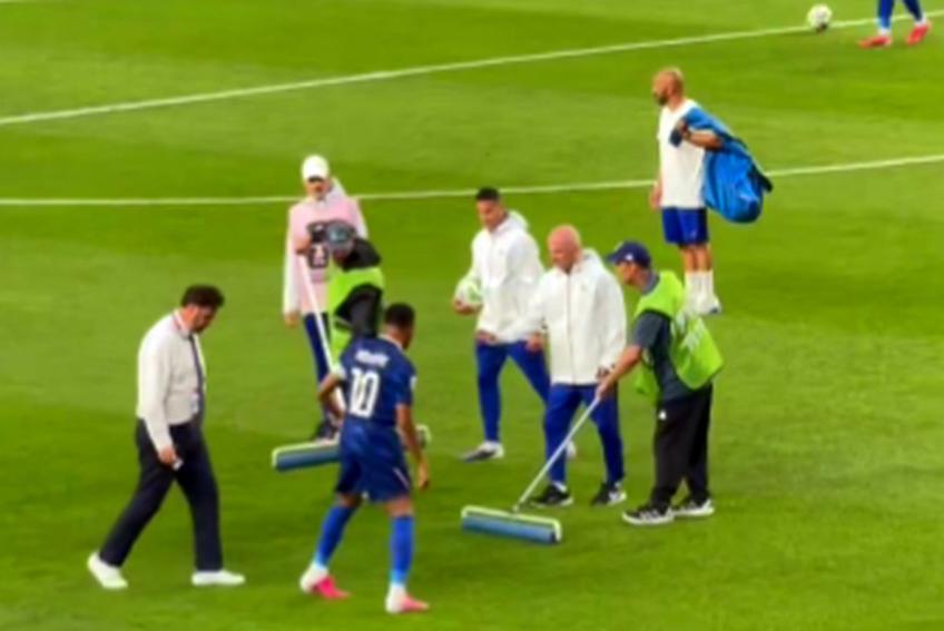 Mbappe, arătându-le îngrijitorilor unde să acționeze