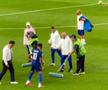 Mbappe, arătându-le îngrijitorilor unde să acționeze