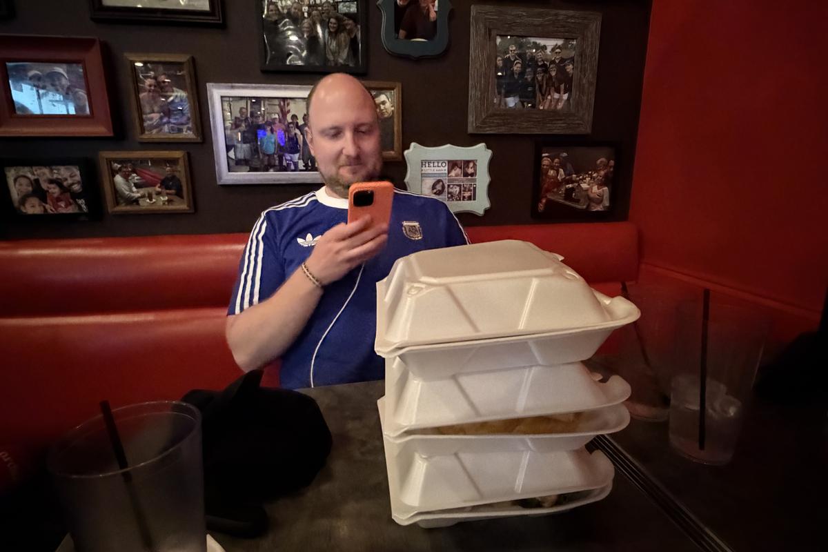 „Aveți o oră! E interzis să mergeți afară sau la baie” » Am mers în Dallas să „înfruntăm” burgerul-monstru de 3 kilograme. Iată cine a învins!