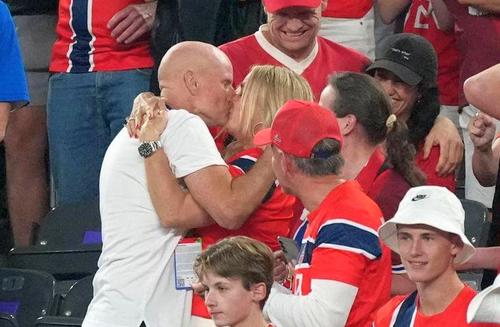 Stale Solbakken își sărută cu patos soția / Foto: Imago