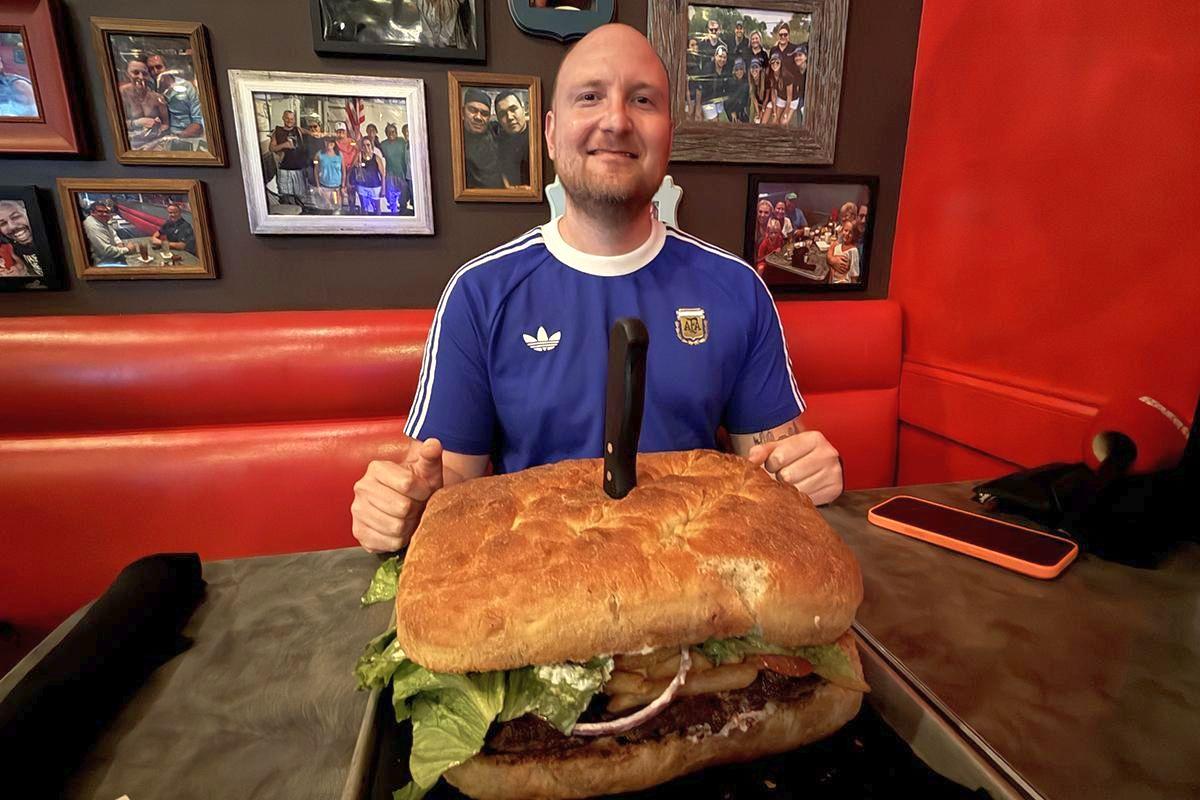 „Aveți o oră! E interzis să mergeți afară sau la baie” » Am mers în Dallas să „înfruntăm” burgerul-monstru de 3 kilograme. Iată cine a învins!