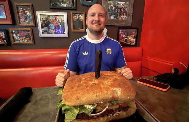 „Aveți o oră! E interzis să mergeți afară sau la baie” » Am mers în Dallas să „înfruntăm” burgerul-monstru de 3 kilograme. Iată cine a învins!