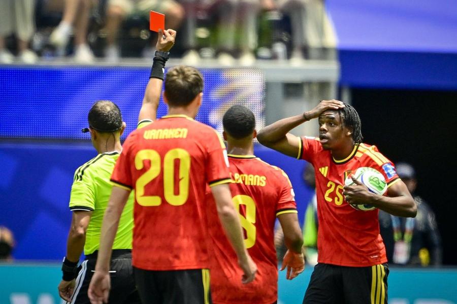 Nathan Ngoy și-a lăsat echipa Belgiei în zece oameni la jumătatea reprizei secunde a meciului cu Iran (0-0) / Foto: Imago Scandal rasist după Belgia - Iran: „Negrii nu se pot concentra pentru a rezista mai mult de o oră” » Reacția fostului fotbalist + Comunicatul postului public