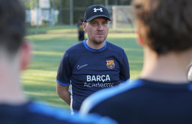 Nicolae Mitea a ratat mutarea la Barcelona, acum e antrenor în academia catalanilor din România: „Mister, mi-au spus mami cu tati că ai jucat acolo”