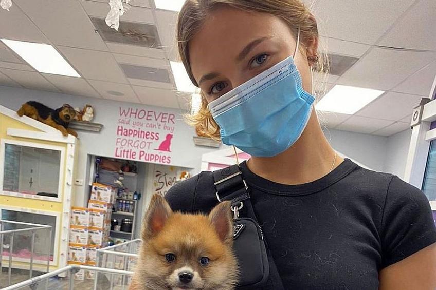 Anna Kalinskaya purtând mască de protecție