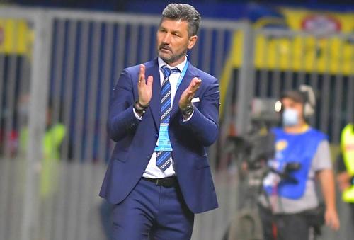 Marinos Ouzounidis (52 de ani) a fost demis de Universitatea Craiova. Acum, Mihai Rotaru, patronul oltenilor, speră să-l convingă pe Ladislau Boloni (68) să preia gruparea din Oltenia. Boloni e liber de contract după despărțirea de Panathinaikos.
