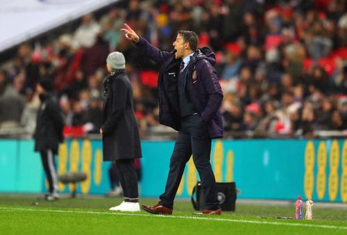 Antrenorul Phil Neville, fostul coleg al lui David Beckham la Manchester United, riscă să fie demis
