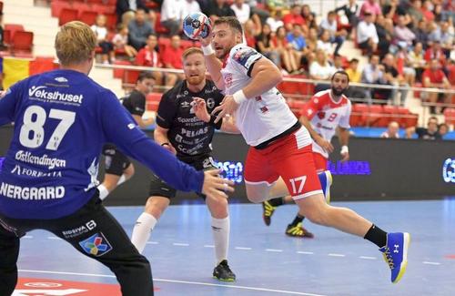 Dan Savenco (36 de ani), fostul căpitan al lui Dinamo, a pus punct carierei de handbalist.