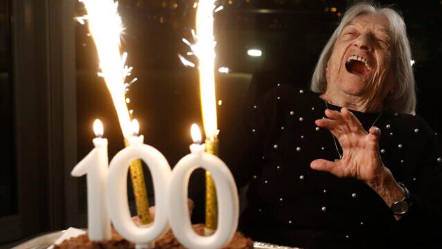 La 100 de ani a făcut petrecere mare, cu artificii. Dar fără șpagat Atențiune, drepți! Istorie în încăpere