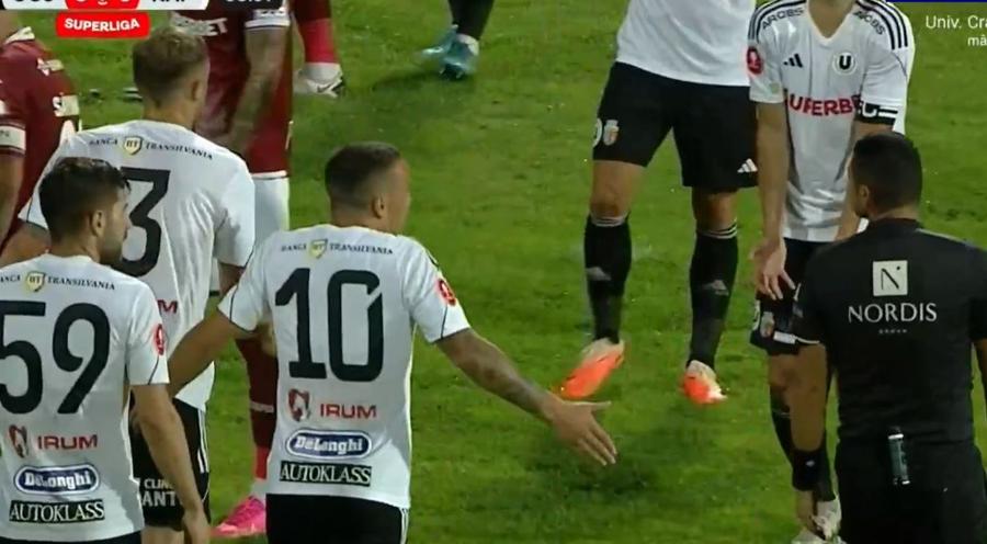Protestele clujenilor la revenirea legăturii / FOTO: Captură TV @Digi Sport 1 Confuzie totală la U Cluj - Rapid » Transmisiunea a picat într-un moment-cheie: „Penalty?!”