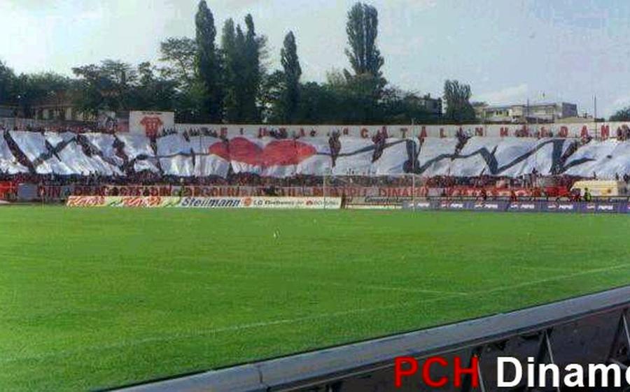 Scenografia old-school la care fac referire dinamoviștii / Sursă foto: PCH Dinamo Plagiat? Suporterii lui Dinamo acuză că Peluza Nord le-a copiat scenografia: „Palidă încercare de a imita o realizare clasică a PCH. Atât s-a putut”