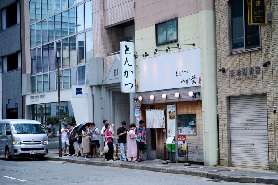 Oamenii se așază civilizat la coadă Foto Raed Krishan Căldură, tradiție și reguli » Reportaj din Fukuoka, orașul în care David Popovici speră să facă din nou performanță